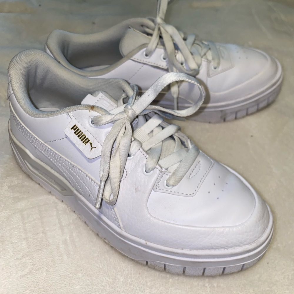 LAST CHANCE Puma white casual tennis athletic shoes size 8 GUC